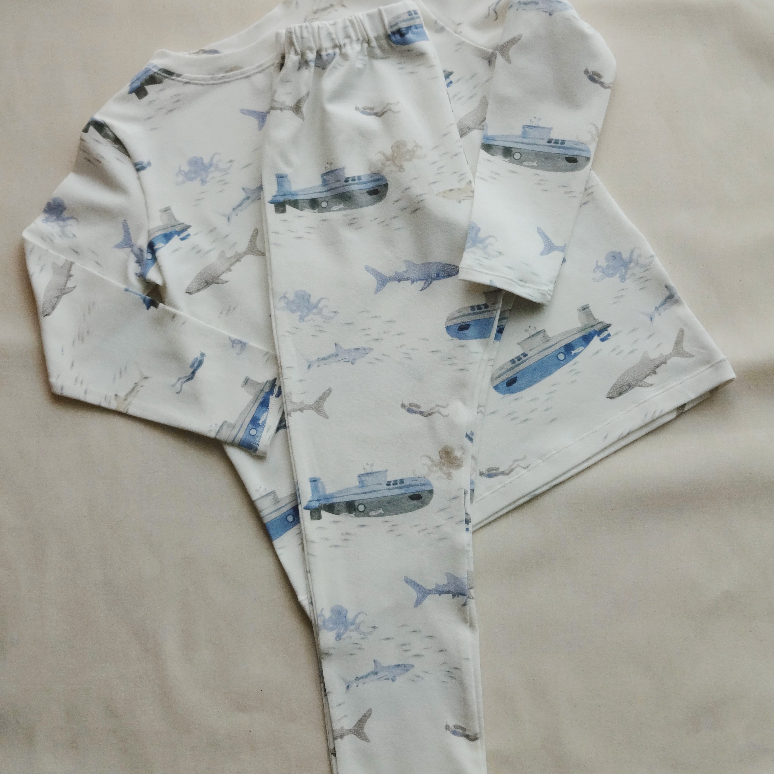 Pyjama Enfant en coton Fait Main à Bruxelles Taille 2 Ans, 3 Ans, 4 Ans, 5 & 6 Ans
Imprimé océan, plongeurs, requins baleines