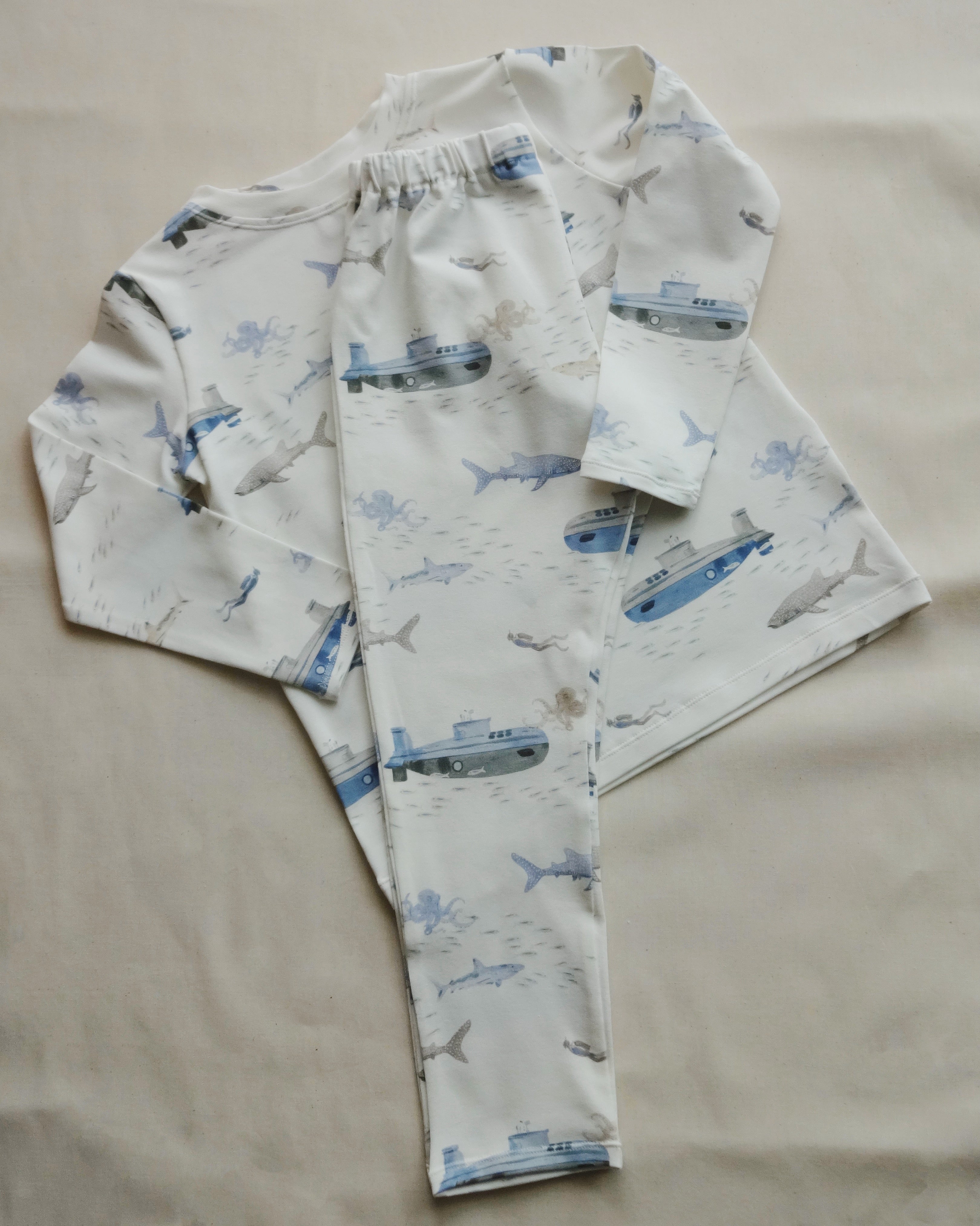 Pyjama Enfant en coton Fait Main à Bruxelles Taille 2 Ans, 3 Ans, 4 Ans, 5 & 6 Ans
Imprimé océan, plongeurs, requins baleines